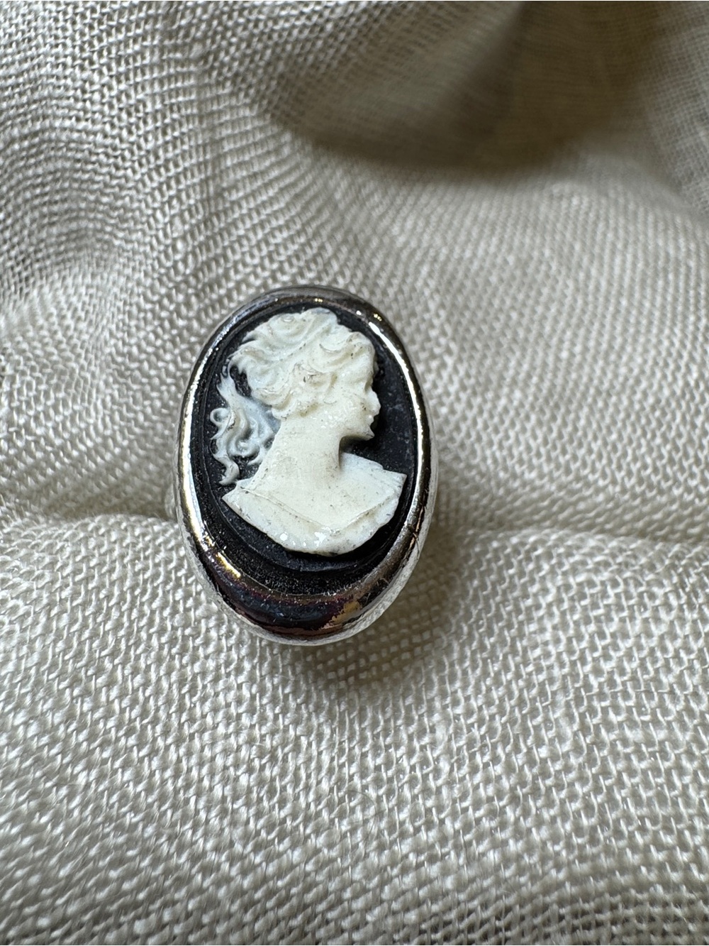 Vintage Black & White Cameo Ring Size 7